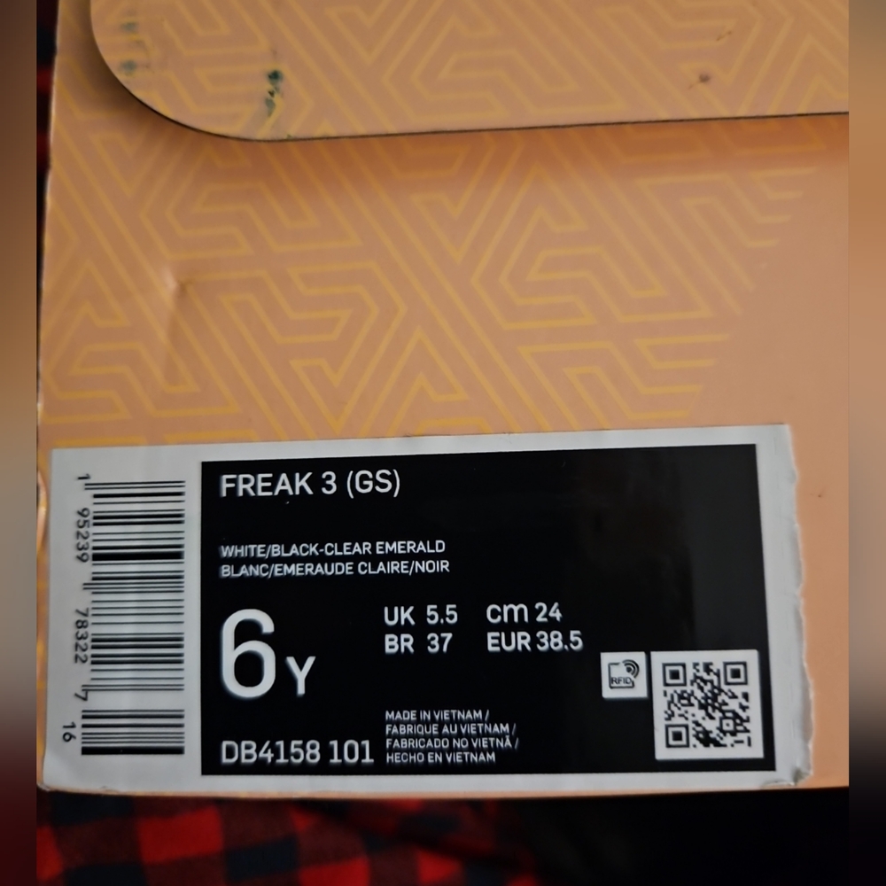 Nike Kids Boy's Freak 3 (Big Kid) White/Black/Clear Emerald/Total Orange 6 Y - Picture 10 of 10